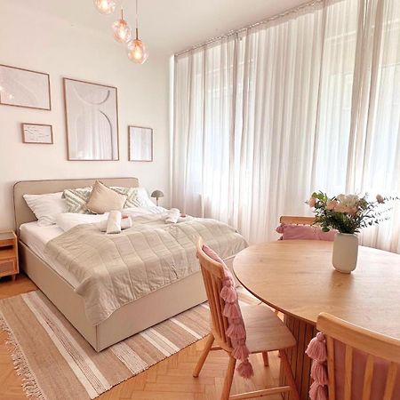 Cozy Apartment In Quiet Location, Fast Train Station 100M Away, Contactless Check-In Виена Екстериор снимка