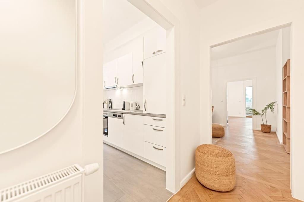 Cozy Apartment In Quiet Location, Fast Train Station 100M Away, Contactless Check-In Виена Екстериор снимка