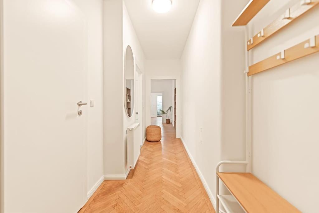 Cozy Apartment In Quiet Location, Fast Train Station 100M Away, Contactless Check-In Виена Екстериор снимка