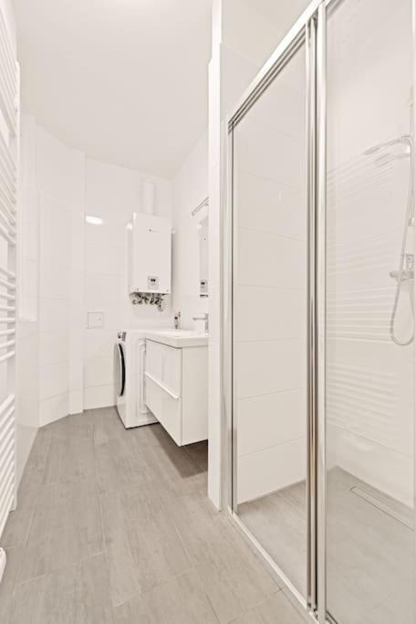 Cozy Apartment In Quiet Location, Fast Train Station 100M Away, Contactless Check-In Виена Екстериор снимка