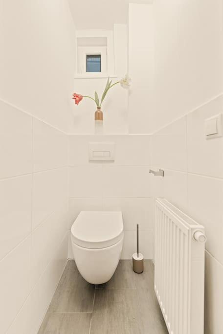 Cozy Apartment In Quiet Location, Fast Train Station 100M Away, Contactless Check-In Виена Екстериор снимка