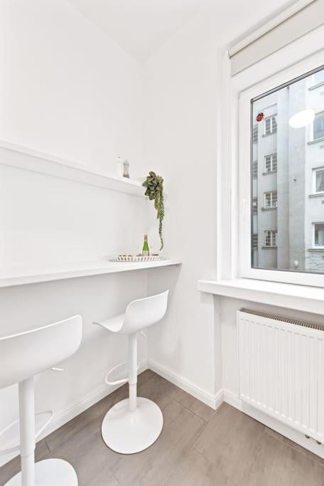 Cozy Apartment In Quiet Location, Fast Train Station 100M Away, Contactless Check-In Виена Екстериор снимка