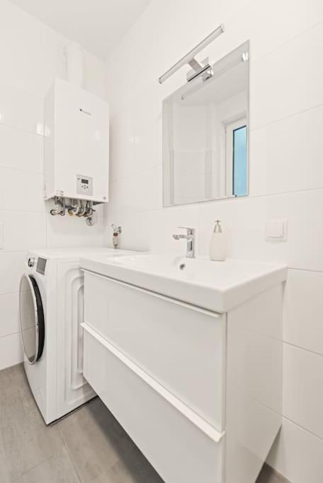 Cozy Apartment In Quiet Location, Fast Train Station 100M Away, Contactless Check-In Виена Екстериор снимка