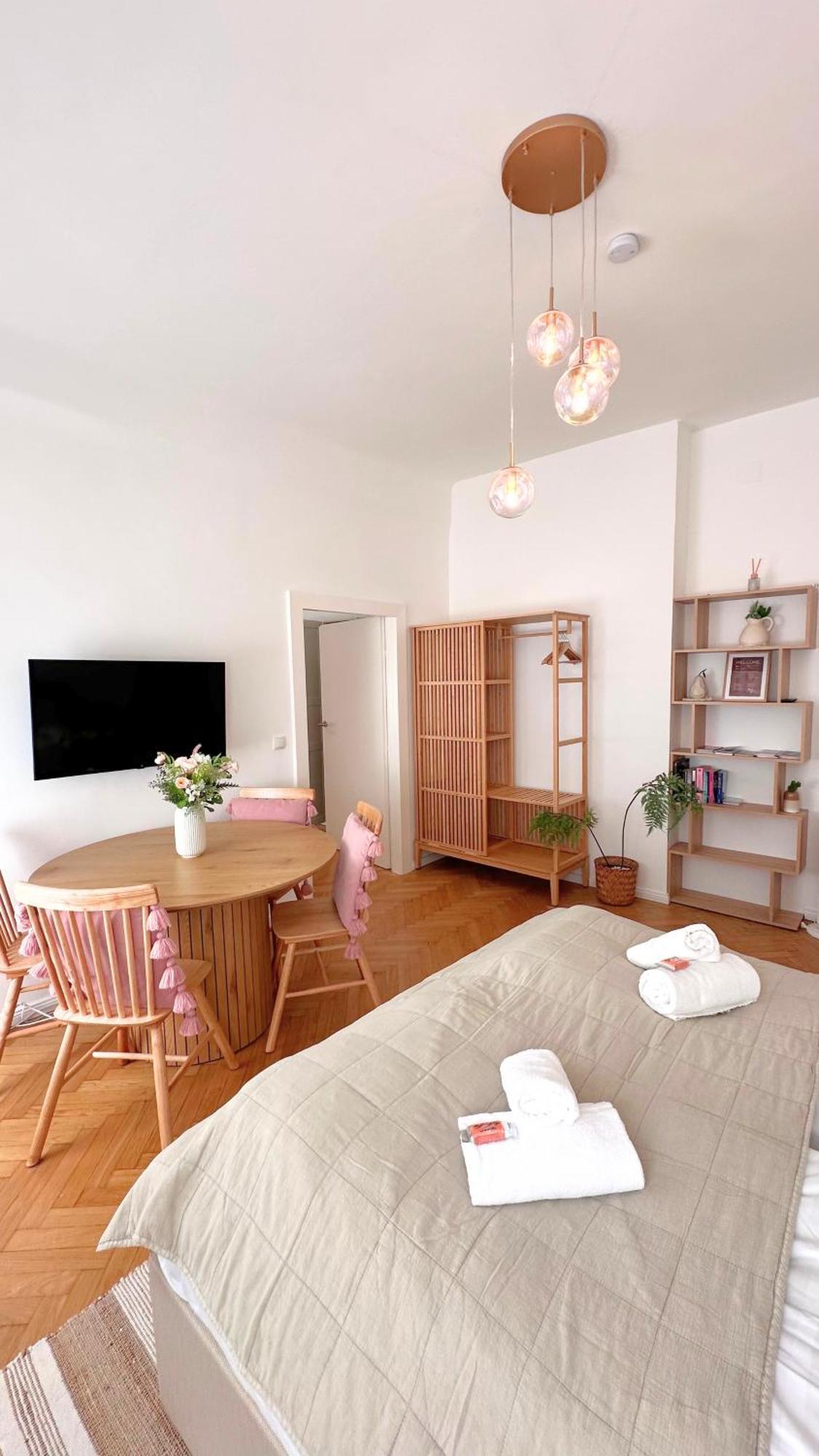 Cozy Apartment In Quiet Location, Fast Train Station 100M Away, Contactless Check-In Виена Екстериор снимка